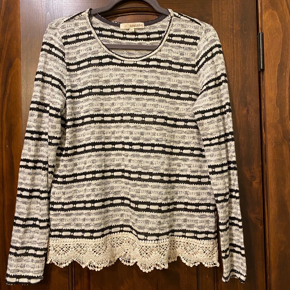 Sweater Black & cream with scallop lace border.